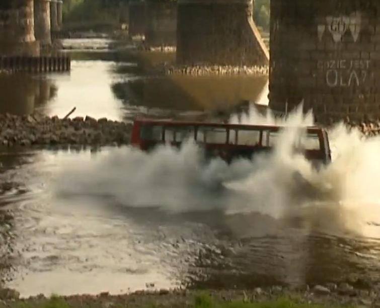 Autobus spada z mostu do rzeki - w Warszawie kręcili scenę bollywoodzkiej produkcji "Kick"