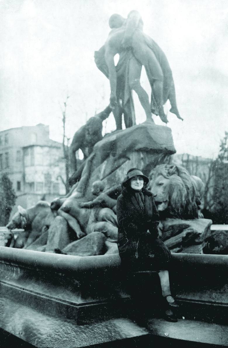 Piękne zdjęcie przy fontannie "Potop” od pani Gertrudy Sperkowskiej, córki kupca bydgoskiego Stanisława Sperkowskiego, mającego "sklep