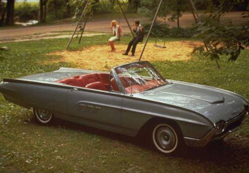 Fot. Ford: Przed Mustangiem Ford oferował model Thunderbird. Ten luksusowy kabriolet kiepsko się sprzedawał, gdyż był za duży, za brzydki i za ciężk