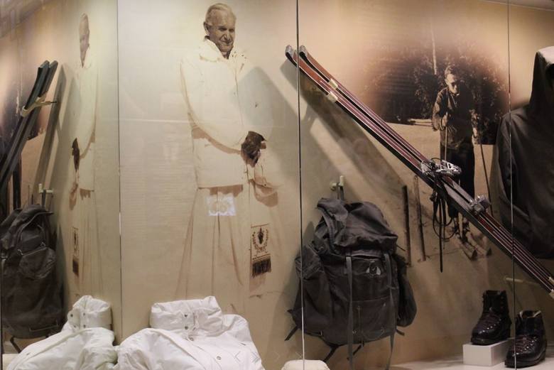 Wełniane podkolanówki, trampki i cały narciarski ekwipunek Karola Wojtyły, jeden z eksponatów w tym, nietypowym, muzeum. Co jeszcze można tu zobaczyć?