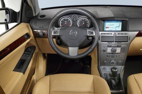 Fot. Opel: Nowoczesna tablica przyrządów z charakterystycznymi dźwigniami włączania kierunkowskazów i wycieraczek, które zawsze znajdują się w położeniu