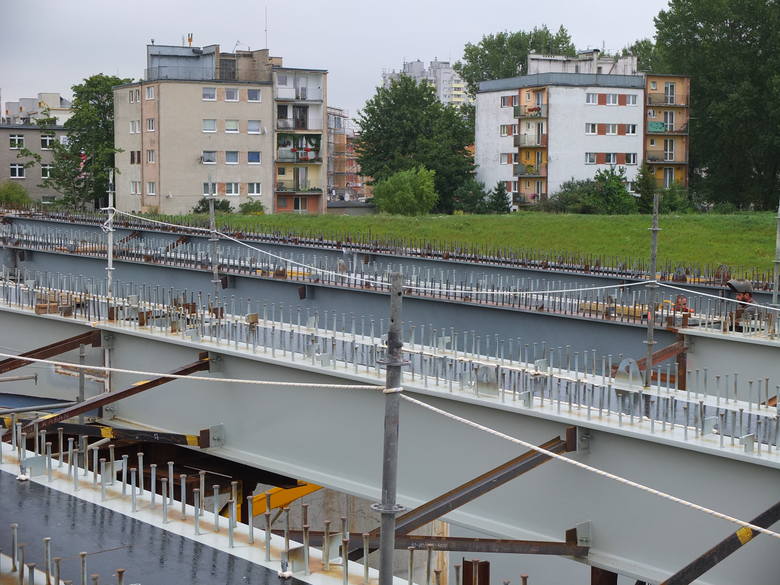 Od niedawna przyczółki mostu na Niemodlińskiej są połączone przy pomocy stalowej konstrukcji.