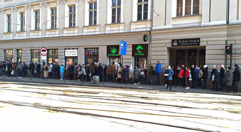 Fat Thursday in Krakow. Giant queues for donuts [PHOTOS]