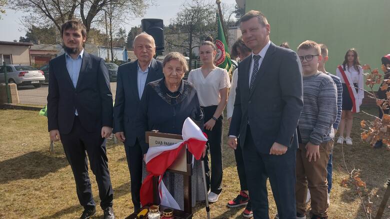 W uroczystości sadzenia Dębów Pamięci wzięły udział córki oficerów pomordowanych w Katyniu i Charkowie. Na zdjęciu Bożena Ziomek z rodziną