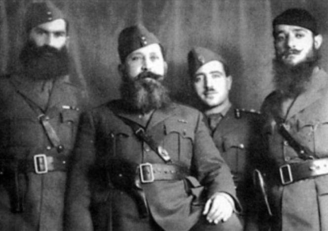 Napoleon Zervas (drugi z lewej)