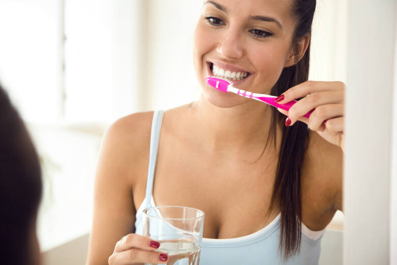 Kobieta myjąca zęby