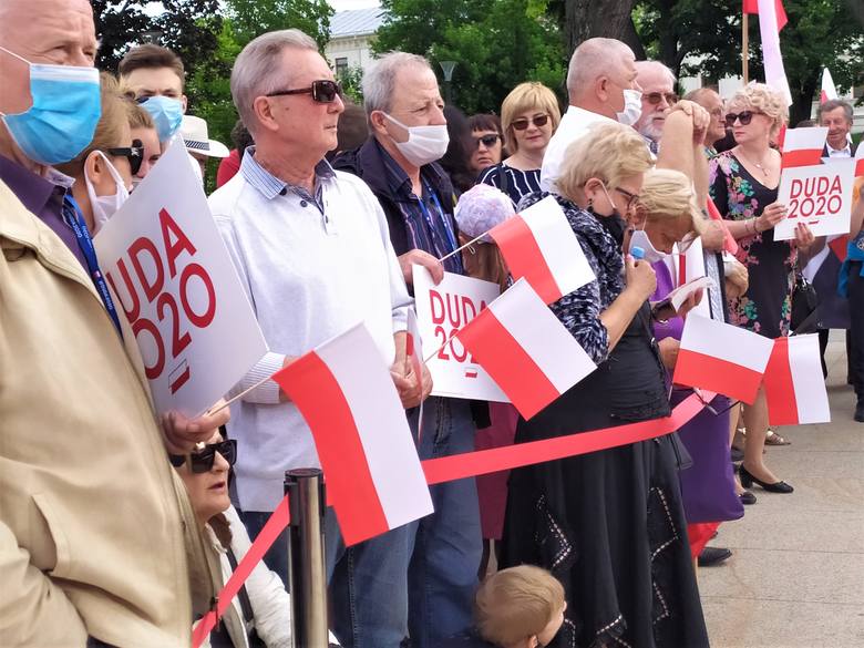 Kampania wyborcza w Lublinie. Wizyta prezydenta Dudy i Krzysztofa Bosaka, demonstracja LGBT na placu Litewskim