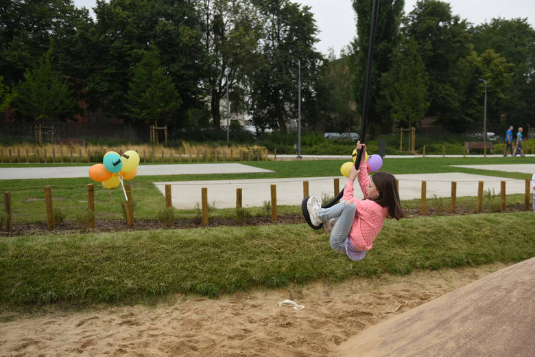 W parku w Starym Korycie Warty powstał niezwykle nowoczesny plac zabaw, który cieszy się sporym powodzeniem wśród najmłodszych poznaniaków. 