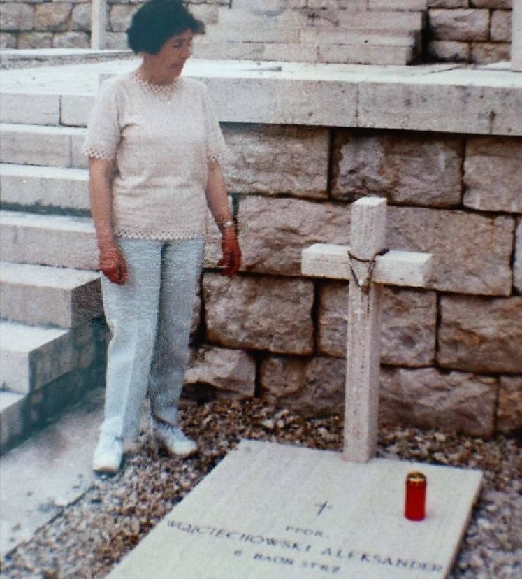 Zofia Zarębina, żona pana Romana, przy grobie Aleksandra Wojciechowskiego na Monte Cassino.