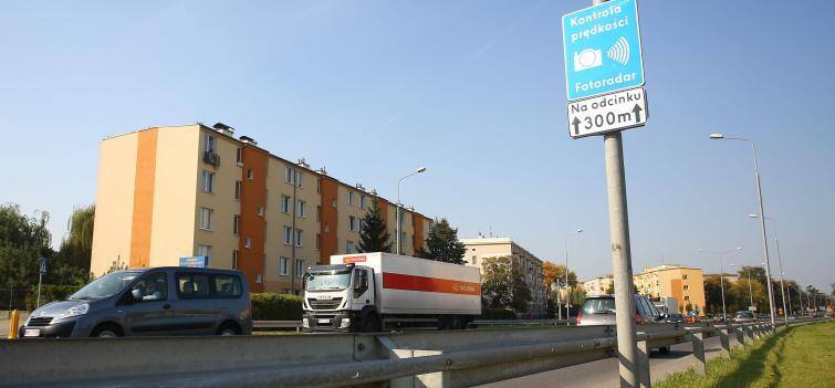 Znak informujący o fotoradarze pojawił się na Młodzianowskiej przy skrzyżowaniu z Chałubińskiego kilka dni temu
