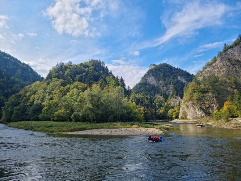 To ujęcie na pewno znają miłośnicy Pienin. To przełom Dunajca, na którym widać słowacką i polską trasę spływu flisaków. Trasa wzdłuż Dunajca prowadzi