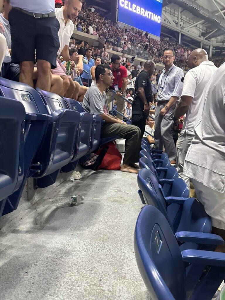 Protest podczas półfinału US Open: aktywista przykleił stopy do posadzki, ochrona i policja nie mogły go wyciągnąć z trybun przez 40 minut