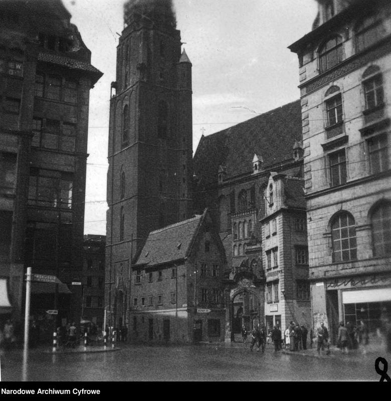 <strong>Wrocław, 1948</strong><br /> <br /> Rynek we Wrocławiu, w tle kościół garnizonowy. Wrocław w dwudziestoleciu międzywojennym nie należał do Polski.<br />  <br />  