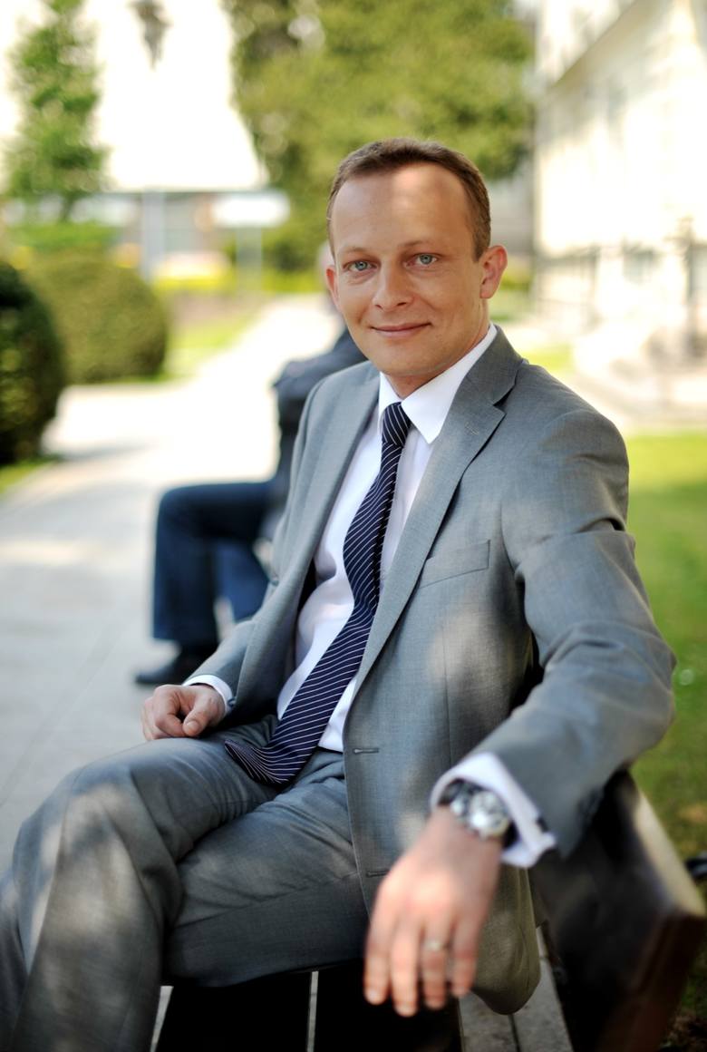Paweł Olszewski jest posłem PO od 2005 roku. W rządzie Ewy Kopacz był wiceministrem infrastruktury.