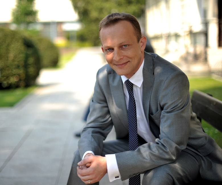 Paweł Olszewski jest posłem PO od 2005 roku. W rządzie Ewy Kopacz był wiceministrem infrastruktury.