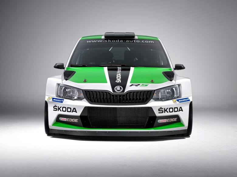 Skoda Fabia R5 Rally CarBudowa każdej z rajdówek zajmuje mechanikom Skody 10 dni. Fabia R5 Rally Car jest wykonywana ręcznie przez specjalnie wyszkolonych