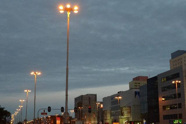 To już trzecia zmiana godziny włączania latarni ulicznych w ciągu roku.