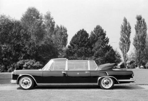 Fot. Mercedes-Benz: Mercedes-Benz 600 Landauletz 1965 r. specjalnie przystosowany dla papieża.