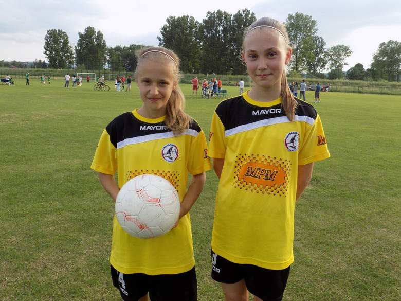 Reprezentantką naszego powiatu w gronie najlepszych młodych polskich piłkarek jest nie tylko Iza, ale również Milena Kosiba ze Świerchowej - dziewczyny bardzo dobrze znają się z treningów w Beniaminku Krosno i AP Jasło.