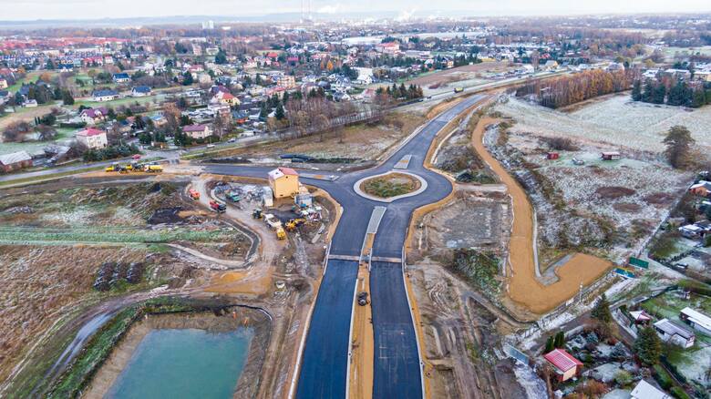 Budowa południowej obwodnicy Oświęcimia jest już mocno zaawansowana. Przy końcu nowej drogi w rejonie ul. Zatorskiej jest już asfalt
