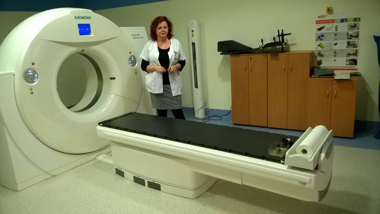 Dr n. med. Róża Poźniak-Balicka prezentuje nowy tomograf komputerowy z dużym oknem. 