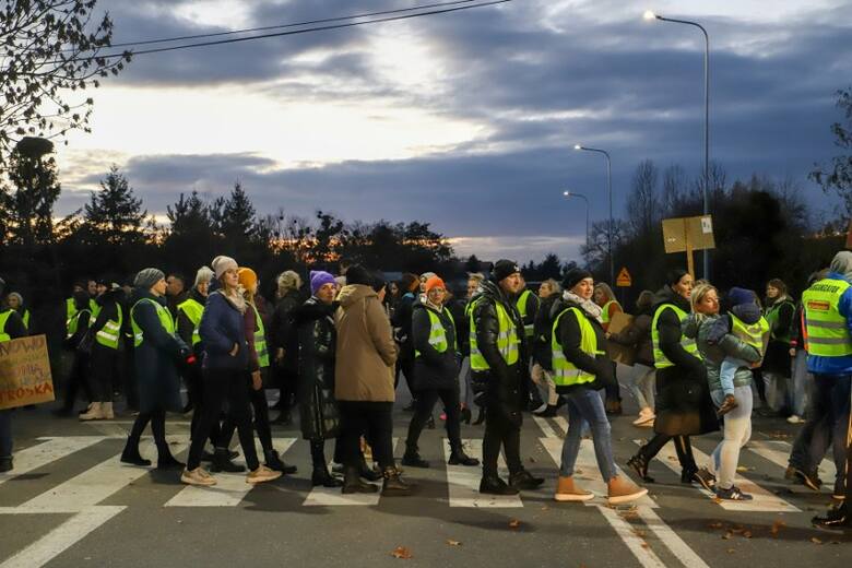 Po śmiertelnym wypadku, w którym zginął 15-letni Jakub, mieszkańcy Czarnowa zorganizowali blokadę drogi w ramach protestu. Od lat domagali się poprawy