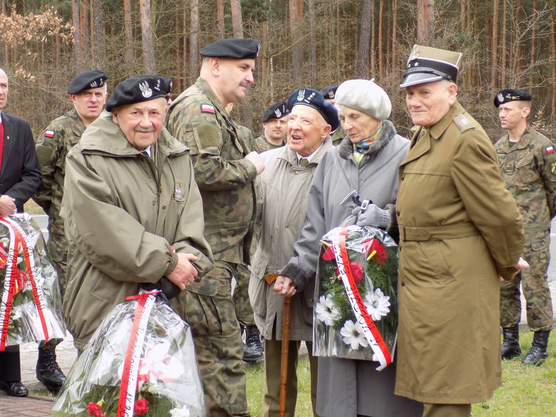 Żołnierze, kombatanci,młodzież i mieszkańcy miasta złożyli kwiaty pod pomnikiem generała broni Tadeusza Buka.