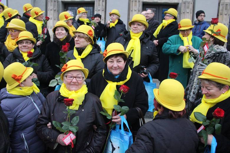 Na swoje imieniny Krystyny zawsze starają się mieć jednakowe nakrycia głowy. W tym roku ubrały żółte kapelusze. Tak Dziennik Zachodni żegnał je w Katowicach