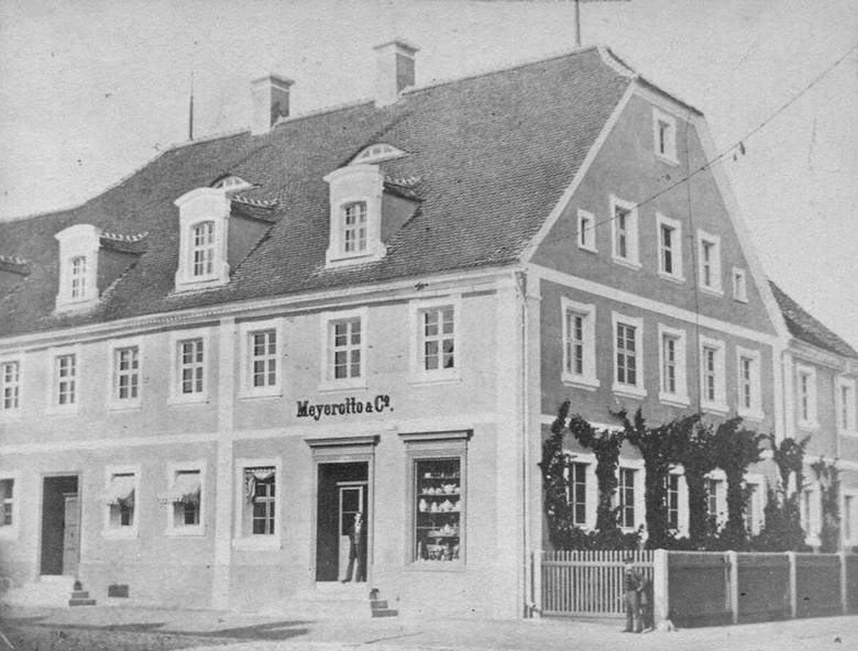 Kamienica u zbiegu dzisiejszych ulic Wrocławskiej i Wróblewskiego, przed laty należąca do firmy Meyerotto.
