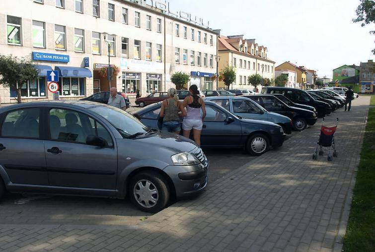 Ukośne parkingi są zmorą golubskich kierowców