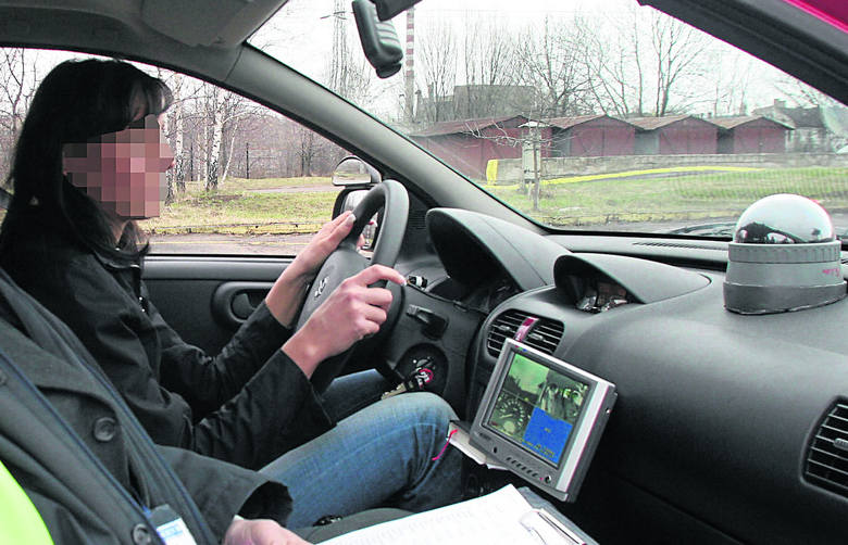 W samochodach nauki jazdy w Łodzi zamontowane są po trzy kamery Fot: Grzegorz Gałasiński
