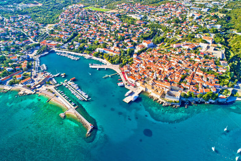 Widok z lotu ptaka na miasto Krk w Chorwacji