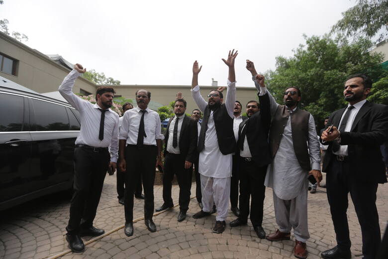 Ludzie cieszący się z aresztowania swojego byłego premiera w Pakistanie