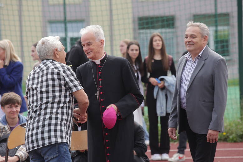 Ksiądz biskup Marian Florczyk z organizatorem pikniku Henrykiem Bielachą - chodzili do jednej klasy w Mechaniku.