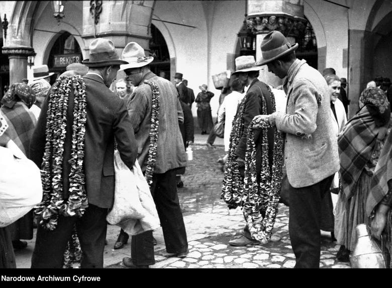 <strong>1931</strong><br /> <br /> Handel uliczny w Krakowie: sprzedawcy grzybów na rynku.<br />  <br />  