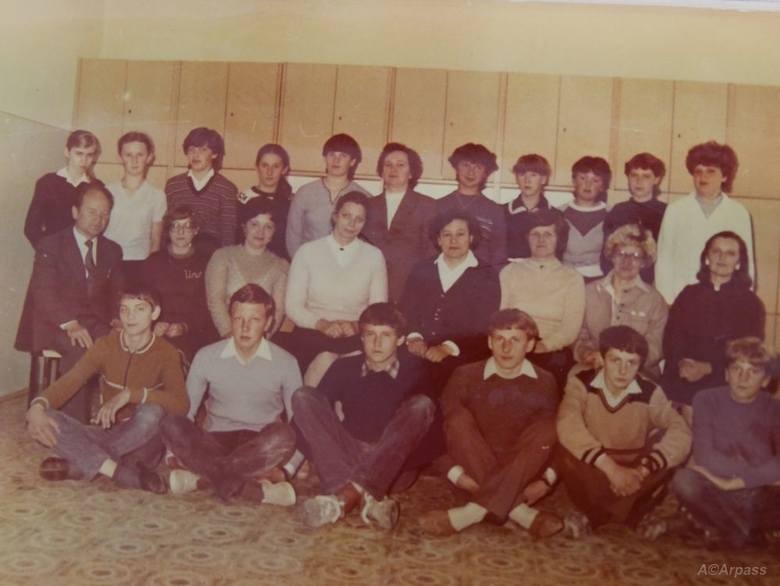 To archiwalne zdjęcie klasy, do której uczęszczał burmistrz Kozienic Tomasz Śmietanka (pierwszy rząd, trzeci od lewej)