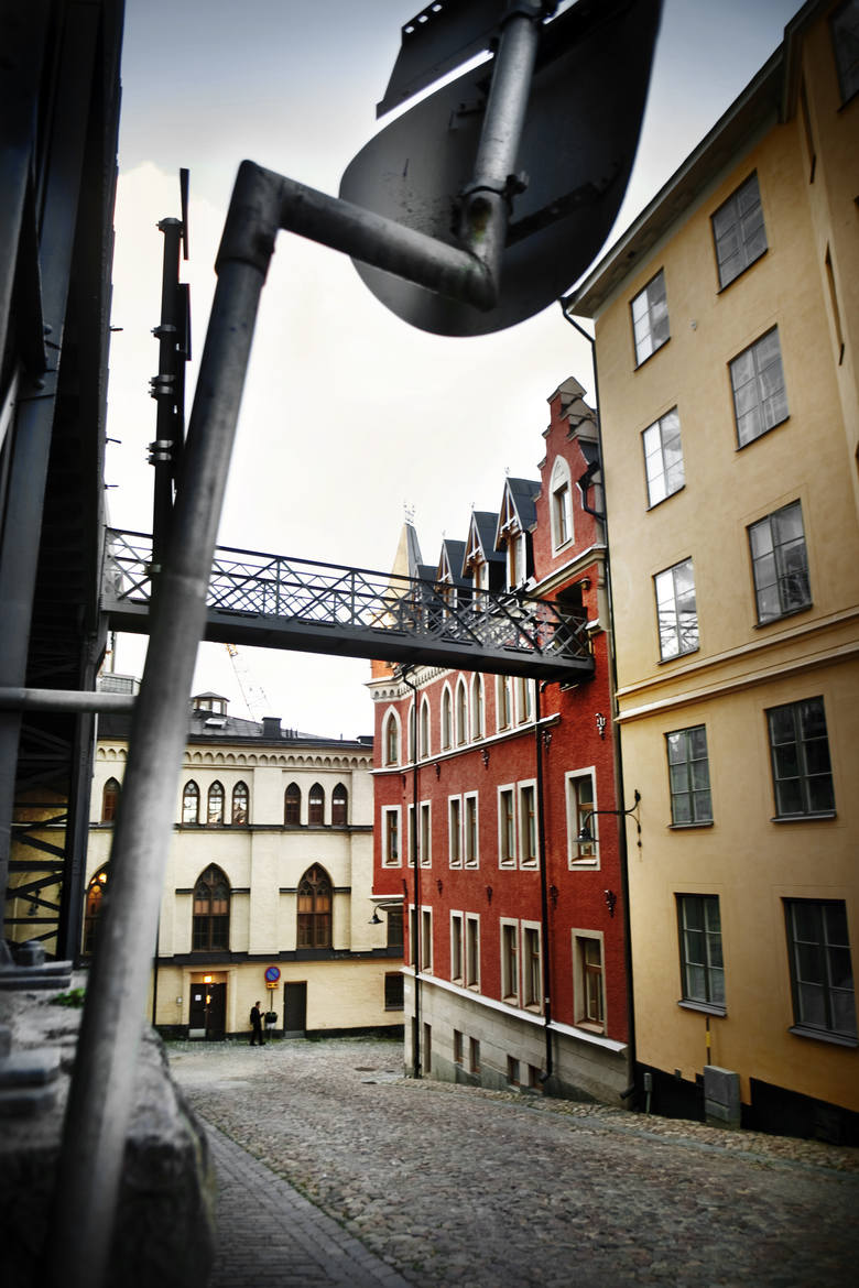 To Bellmansgatan No. 1, czyli adres zamieszkania Mikaela Blomkvista. Na zdjęciu widać wejście do budynku, gdzie dziennikarz mieszka w Sztokholmie. Jego mieszkanie, znacznie mniejsze od apartamentu genialnej hakerki, jest w budynku z czerwonej cegły na ostatnim piętrze. Mikael ma widok na Gamla...