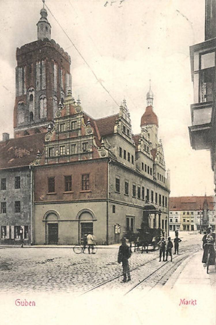 Stare zdjęcia  przypominają nam dzisiejszy wygląd zabytków? Ratusz i fara w 1908 roku. 