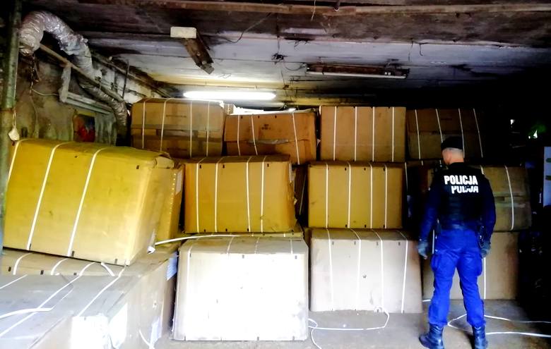 Rawscy policjanci przechwycili 22 tony nielegalnego tytoniu [ZDJĘCIA, FILM]