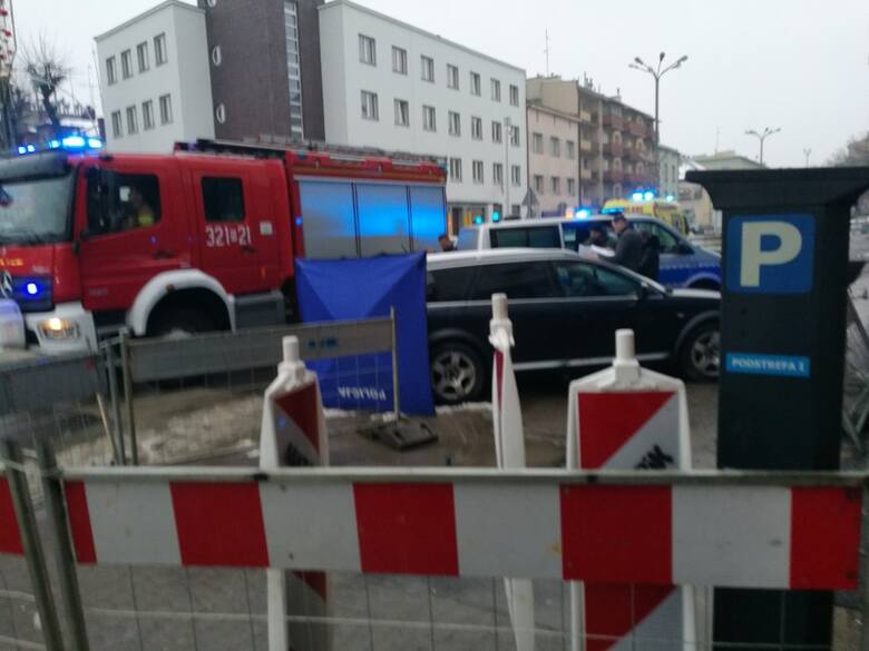Policja na miejscu znalezienia zwłok w audi zaparkowanym przy ul. Asnyka w Rzeszowie.