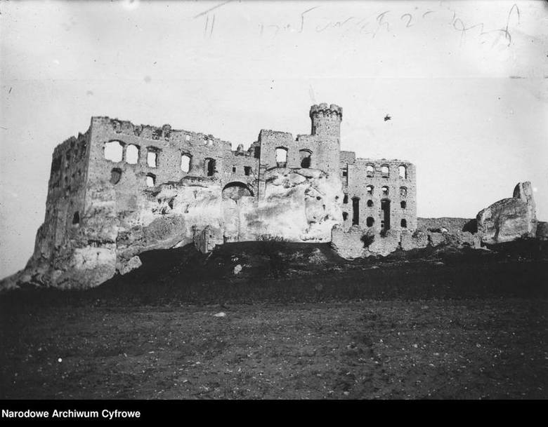 Ruiny zamku Ogrodzienieckiego w Podzamczu. Zdjęcia z lat 1914-1934. 