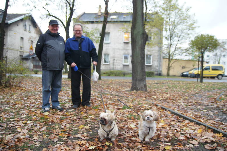 Lucjan Krawczyk, właściciel dwóch psów i jego kolega Marek Śmigielski podczas spaceru popierają podatek od posiadania psów