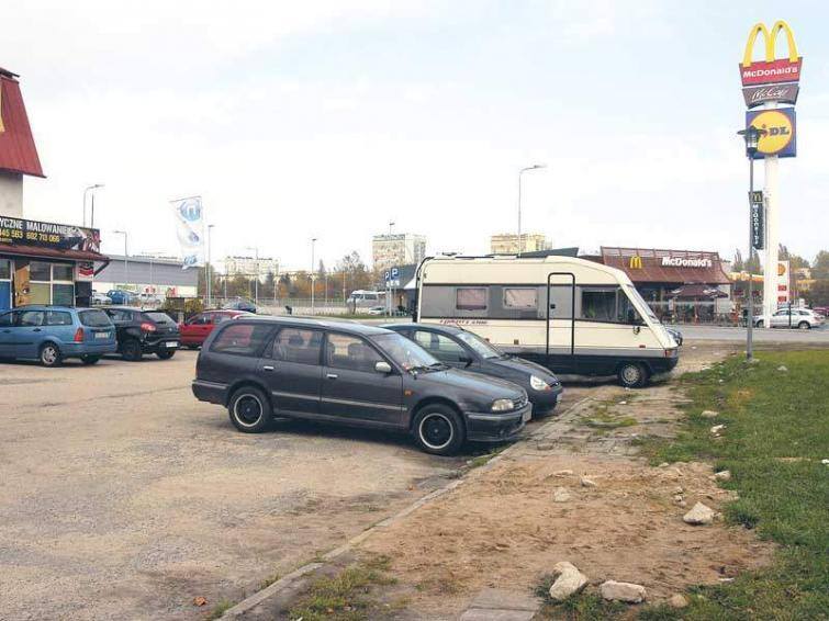 Zniszczony parking przy ul. Monte Cassino w Koszalinie