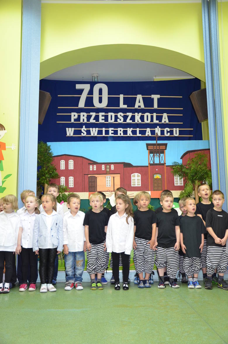 Dzisiejsi podopieczni przedszkola w Świerklańcu. Zdjęcia z jubileuszu 70 - lecia placówki