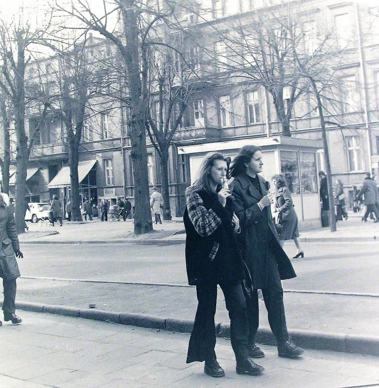 Kwiecień 1974 r. na al. Wojska Polskiego, dziewczyny czują wiosnę, lody już pałaszują