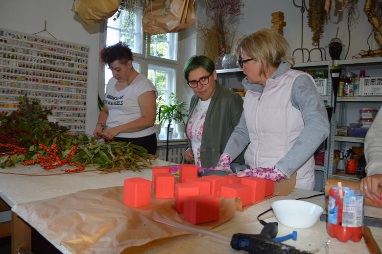 Monika Bębenek podczas prowadzenia kursu dla mistrzów florystyki w swojej szkole w Opolu. 