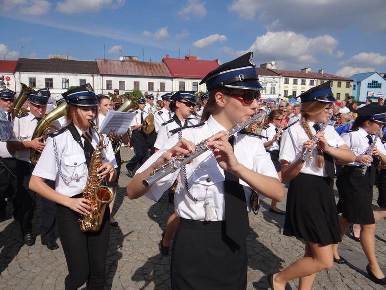 Orkiestra Dęta OSP w Makowie oprócz muzyków ma również dwie grupy paradne złożone z pięknych dziewcząt