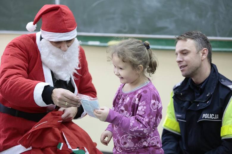 Policyjny Mikołaj wręczał prezenty w Skierniewicach