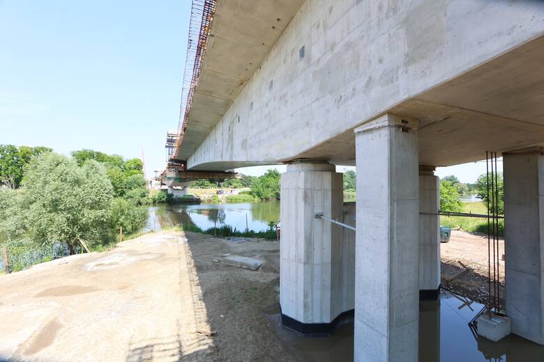 Do połączenia obu stron mostu nad Odrą brakuje około 10 metrów