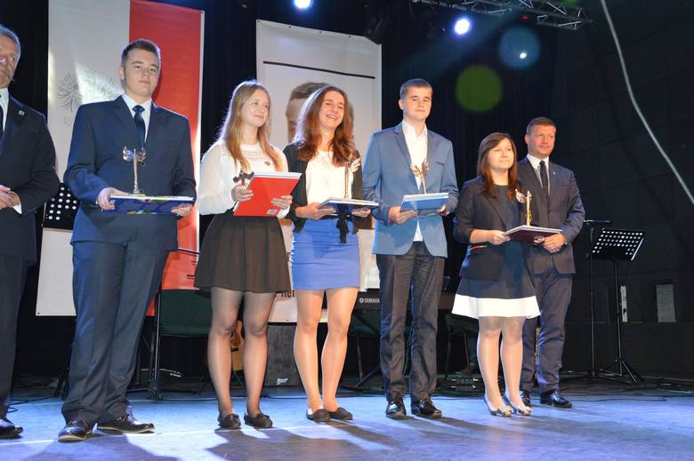 Oświatowa gala na zakończenie roku szkolnego w Łowiczu [GALERIA]